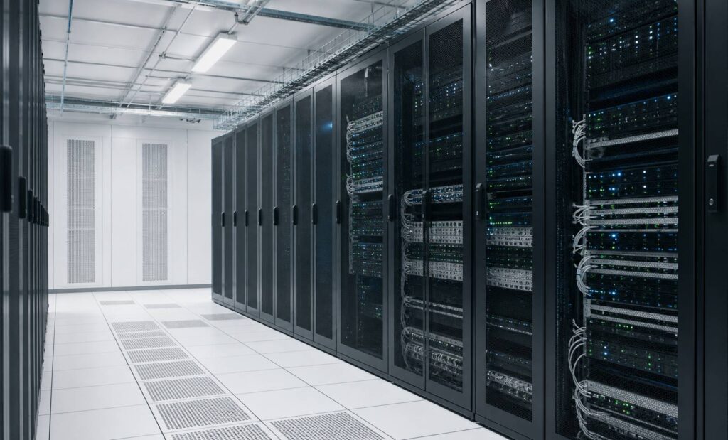 Baie de serveurs organisée dans un datacenter moderne