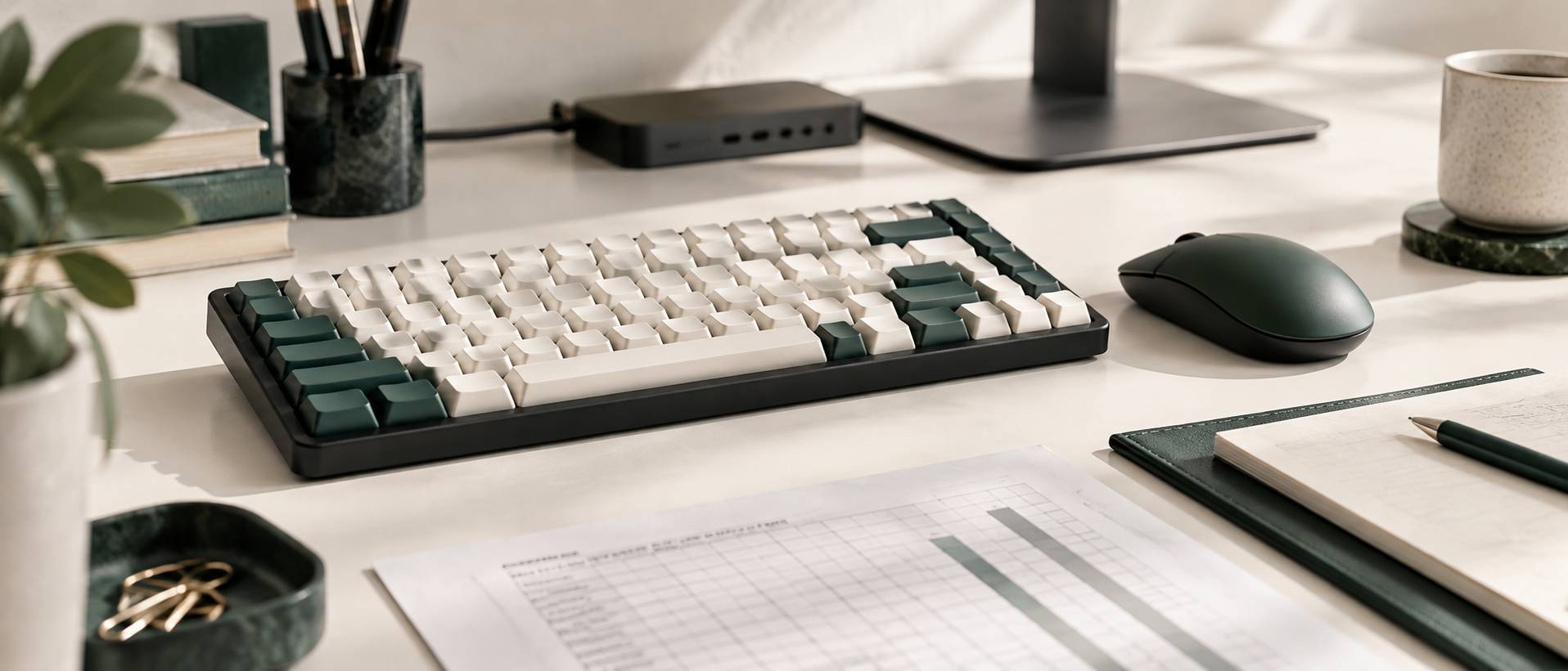Gros plan sur un clavier et une souris d'ordinateur de bureau