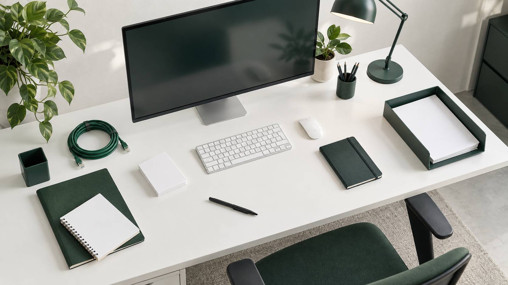 Bureau technique avec blocs-notes neutres et cable reseau