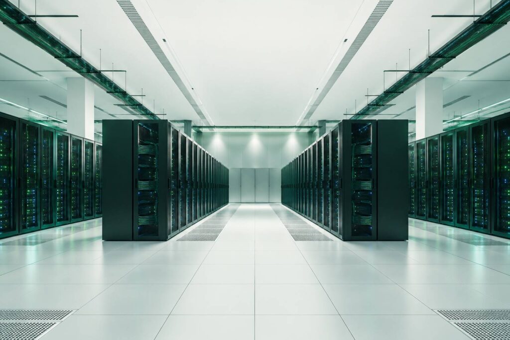 Salle de serveurs avec baies informatiques alignees et voyants lumineux